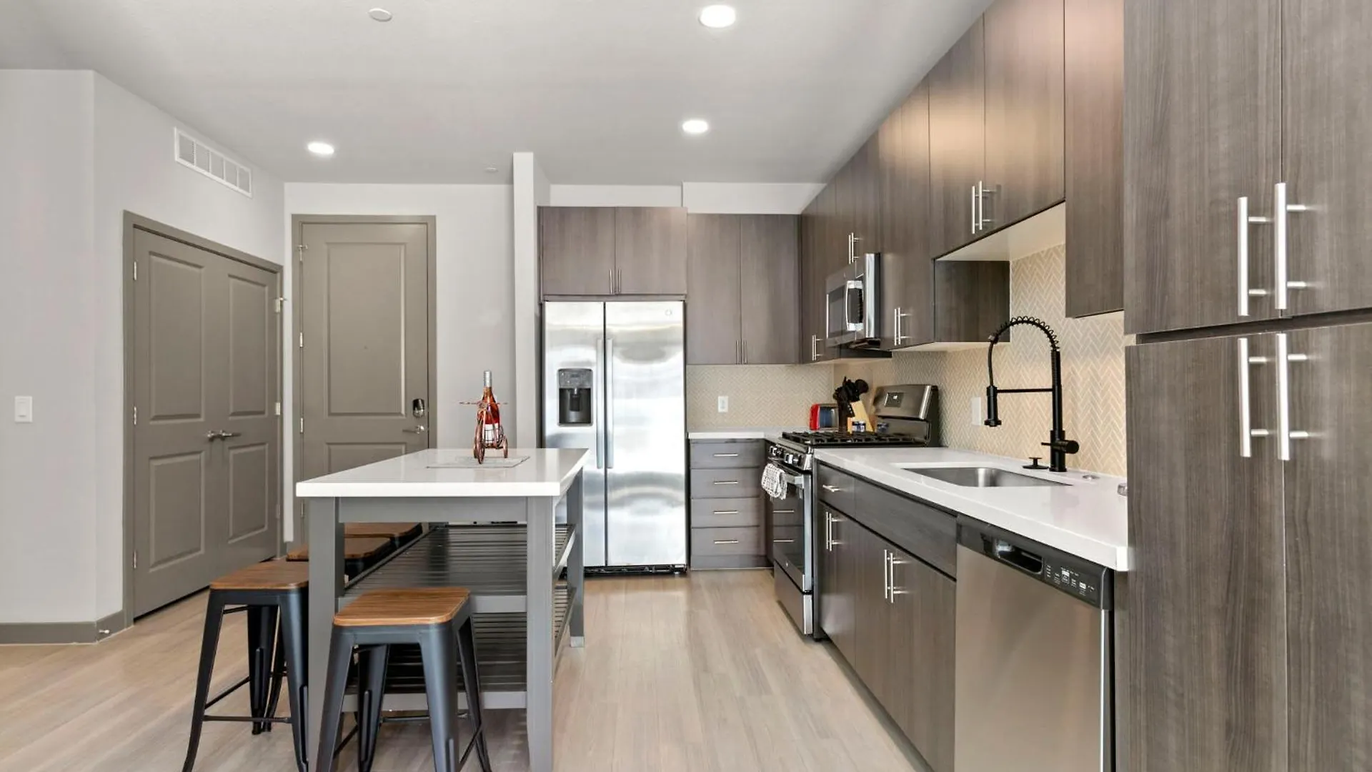 아파트 Cozysuites Phx Roro Gym, Pool, Pets, Parking #1 피닉스 미국